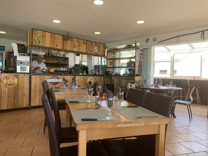 The dining room and its wooden bar